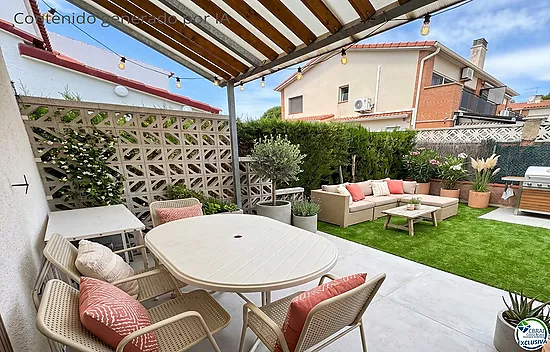Unique opportunity in Mas Matas, Roses — Semi-detached house with private plot, ready for your renov