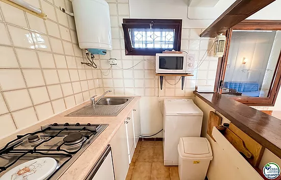 Unique opportunity in Mas Matas, Roses — Semi-detached house with private plot, ready for your renov