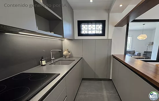 Unique opportunity in Mas Matas, Roses — Semi-detached house with private plot, ready for your renov