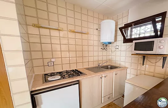 Unique opportunity in Mas Matas, Roses — Semi-detached house with private plot, ready for your renov