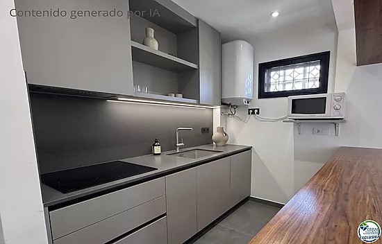 Unique opportunity in Mas Matas, Roses — Semi-detached house with private plot, ready for your renov
