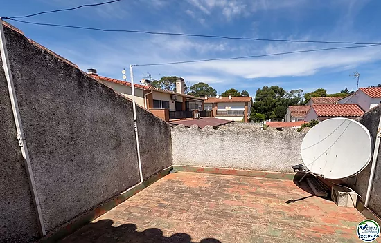 Unique opportunity in Mas Matas, Roses — Semi-detached house with private plot, ready for your renov