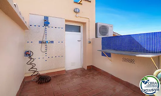 Central penthouse with private solarium and sea views in Empuriabrava