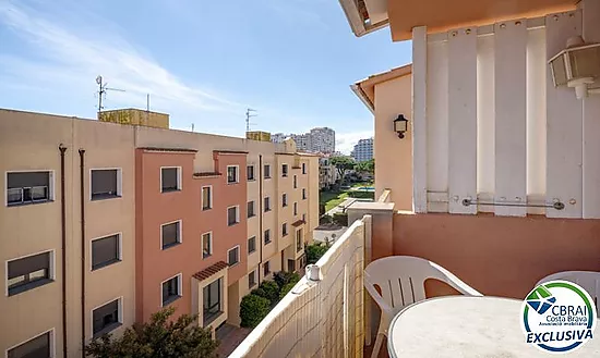 Central penthouse with private solarium and sea views in Empuriabrava