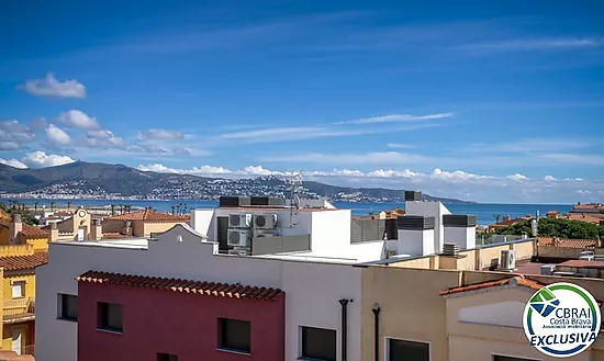 Central penthouse with private solarium and sea views in Empuriabrava