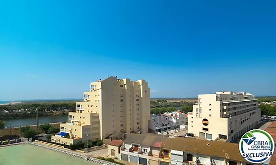 Apartamento idealmente situado en primera línea de mar en Empuriabrava