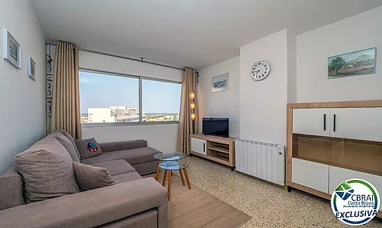 Apartamento idealmente situado en primera línea de mar en Empuriabrava