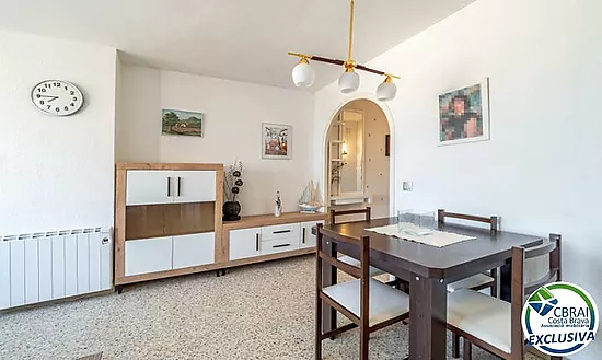 Apartamento idealmente situado en primera línea de mar en Empuriabrava