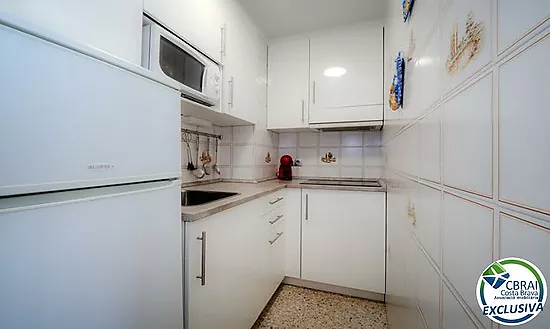 Apartamento idealmente situado en primera línea de mar en Empuriabrava