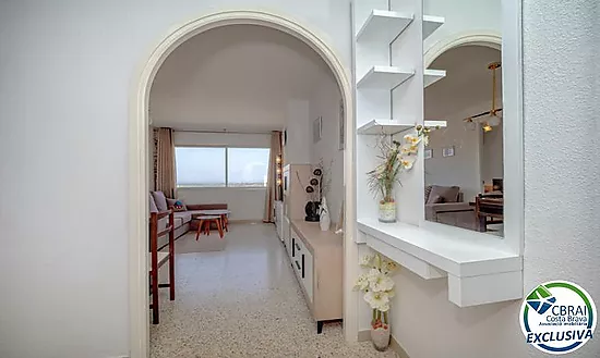 Apartamento idealmente situado en primera línea de mar en Empuriabrava