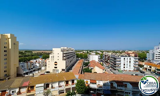 Apartamento idealmente situado en primera línea de mar en Empuriabrava
