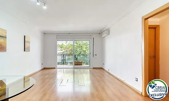 Piso de 2 dormitorios con terraza y patio a 250 metros del mar en el centro de Roses