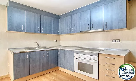 Piso de 2 dormitorios con terraza y patio a 250 metros del mar en el centro de Roses