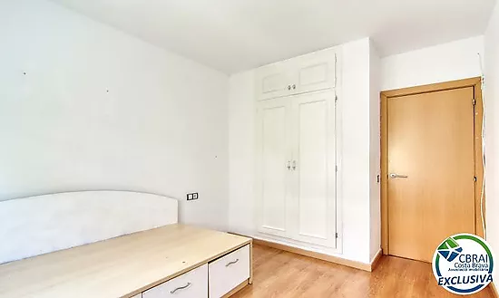 Piso de 2 dormitorios con terraza y patio a 250 metros del mar en el centro de Roses