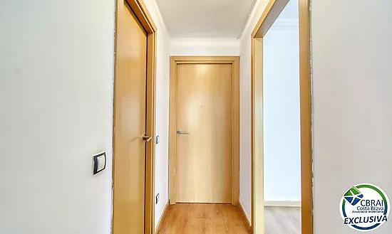 Piso de 2 dormitorios con terraza y patio a 250 metros del mar en el centro de Roses