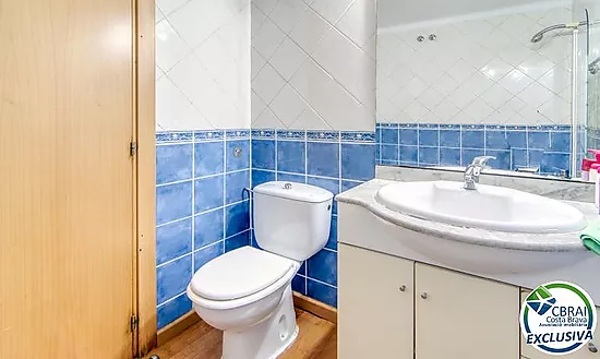 Piso de 2 dormitorios con terraza y patio a 250 metros del mar en el centro de Roses