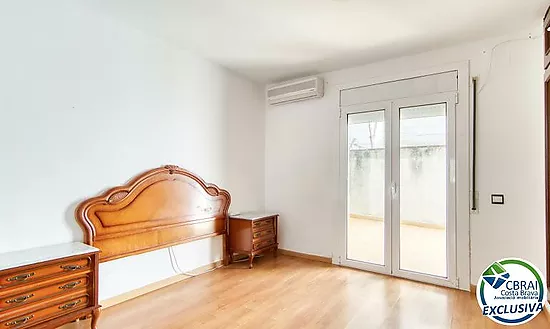 Piso de 2 dormitorios con terraza y patio a 250 metros del mar en el centro de Roses