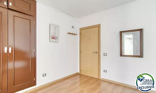 Piso de 2 dormitorios con terraza y patio a 250 metros del mar en el centro de Roses