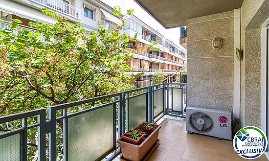 Piso de 2 dormitorios con terraza y patio a 250 metros del mar en el centro de Roses