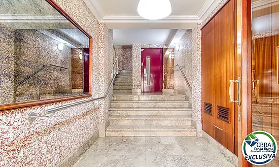 Piso de 2 dormitorios con terraza y patio a 250 metros del mar en el centro de Roses