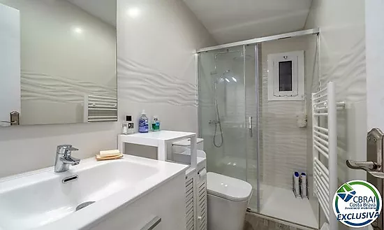 Beautiful renovated studio with large 23sqm terrace in the center of Empuriabrava
