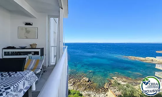 Wake up by the Mediterranean – Apartment with pool, private parking and sea views in Roses Lighthous