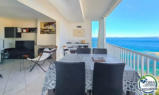 Wake up by the Mediterranean – Apartment with pool, private parking and sea views in Roses Lighthous
