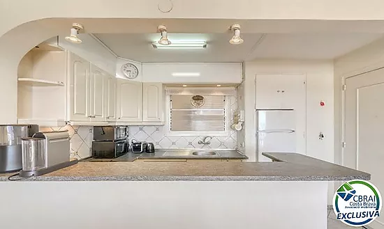 Wake up by the Mediterranean – Apartment with pool, private parking and sea views in Roses Lighthous