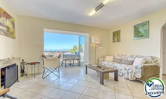 Wake up by the Mediterranean – Apartment with pool, private parking and sea views in Roses Lighthous