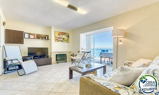 Wake up by the Mediterranean – Apartment with pool, private parking and sea views in Roses Lighthous