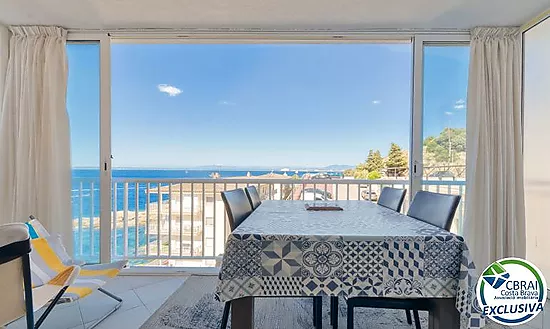 Wake up by the Mediterranean – Apartment with pool, private parking and sea views in Roses Lighthous