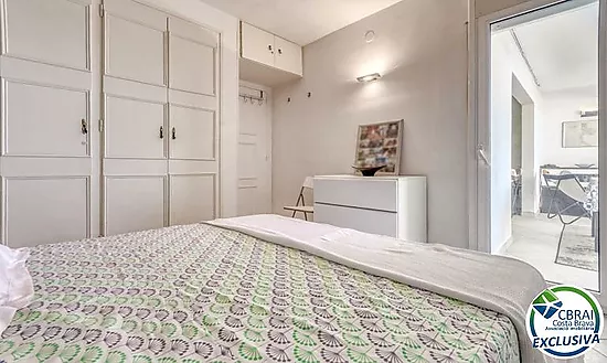 Wake up by the Mediterranean – Apartment with pool, private parking and sea views in Roses Lighthous