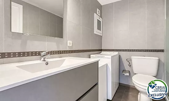 Wake up by the Mediterranean – Apartment with pool, private parking and sea views in Roses Lighthous