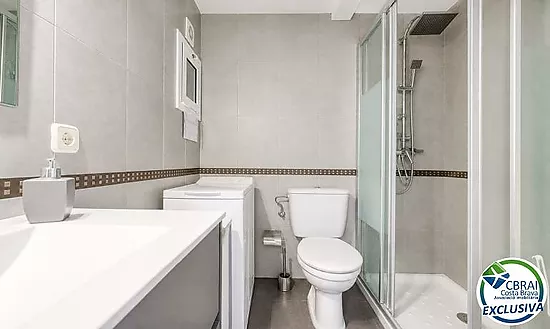 Wake up by the Mediterranean – Apartment with pool, private parking and sea views in Roses Lighthous