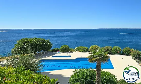 Wake up by the Mediterranean – Apartment with pool, private parking and sea views in Roses Lighthous