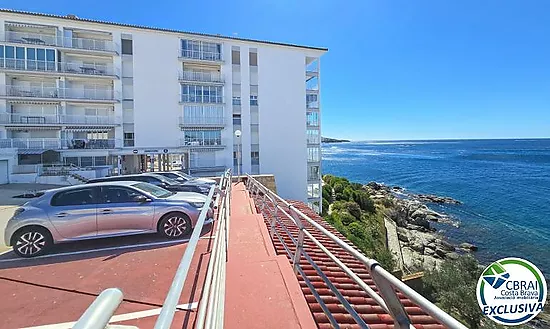 Wake up by the Mediterranean – Apartment with pool, private parking and sea views in Roses Lighthous