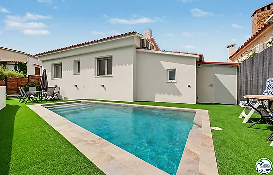 Casa con licencia turística, piscina y vistas a la bahía de Roses