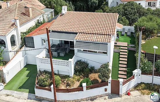 Casa con licencia turística, piscina y vistas a la bahía de Roses