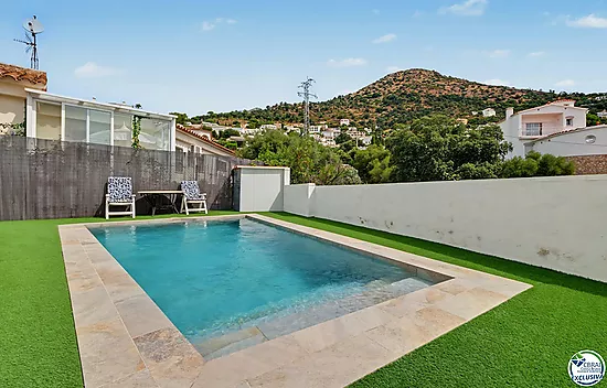 Casa con licencia turística, piscina y vistas a la bahía de Roses