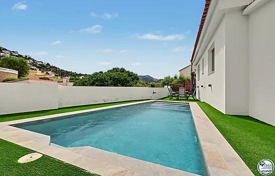 Casa con licencia turística, piscina y vistas a la bahía de Roses