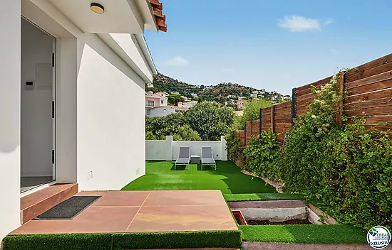 Casa con licencia turística, piscina y vistas a la bahía de Roses