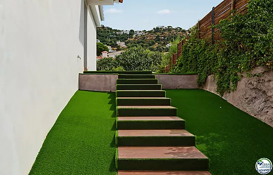 Casa con licencia turística, piscina y vistas a la bahía de Roses
