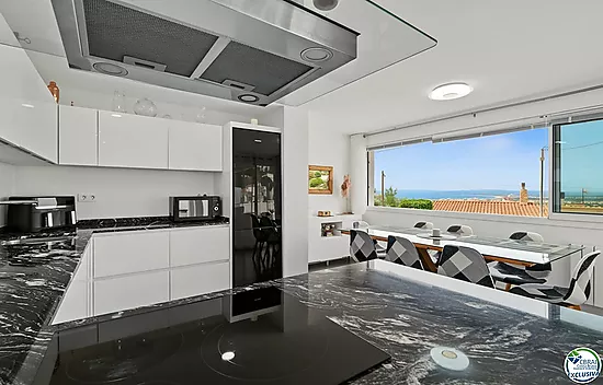 Casa con licencia turística, piscina y vistas a la bahía de Roses