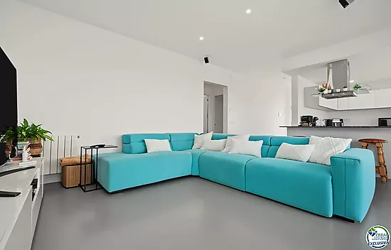 Casa con licencia turística, piscina y vistas a la bahía de Roses
