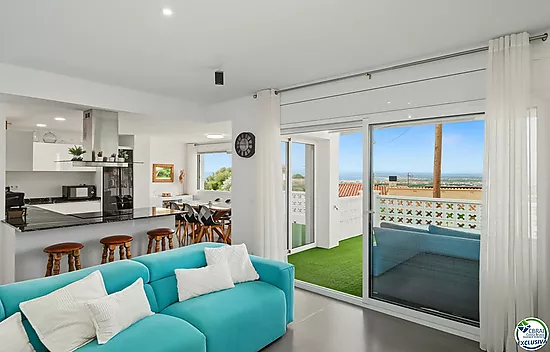 Casa con licencia turística, piscina y vistas a la bahía de Roses