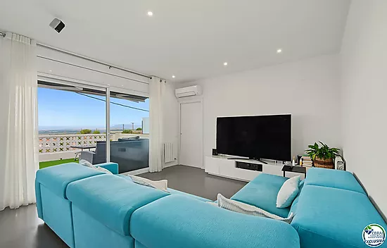 Casa con licencia turística, piscina y vistas a la bahía de Roses