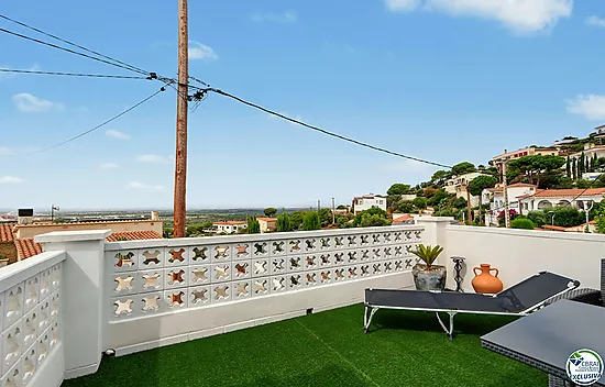 Casa con licencia turística, piscina y vistas a la bahía de Roses