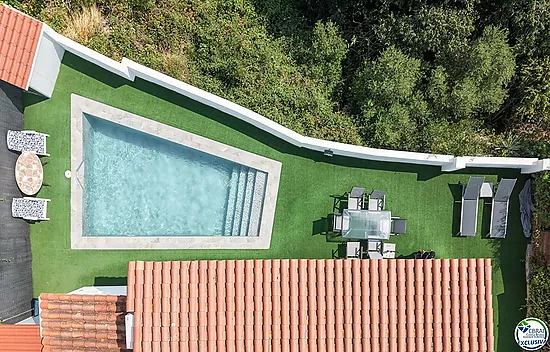 Casa con licencia turística, piscina y vistas a la bahía de Roses