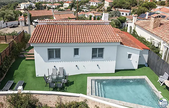 Casa con licencia turística, piscina y vistas a la bahía de Roses