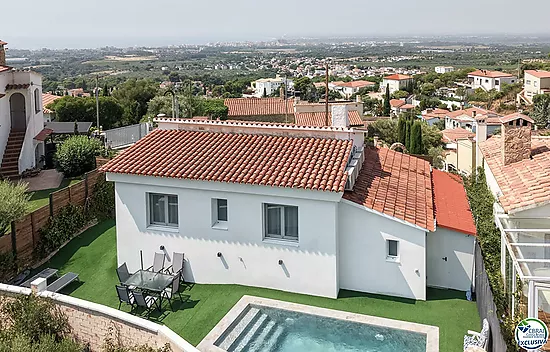 Casa con licencia turística, piscina y vistas a la bahía de Roses